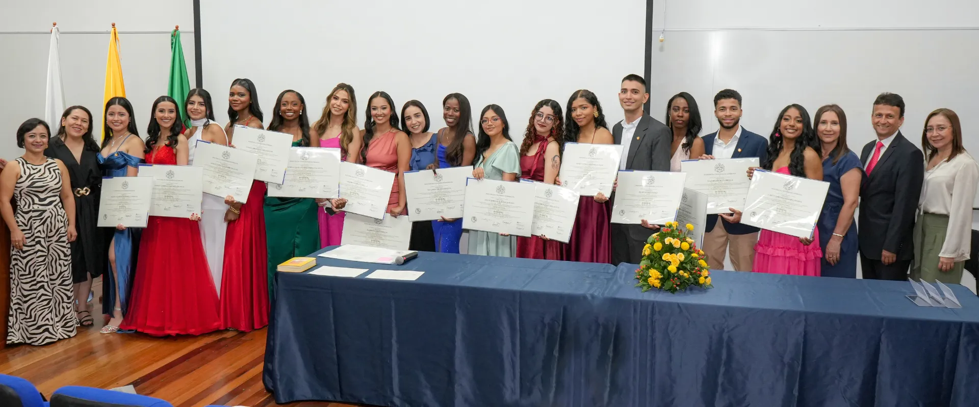 “Europa los espera”, así se vivió la ceremonia de grado de los enfermeros javerianos que iniciarán máster en España gracias al convenio con Quirón Salud