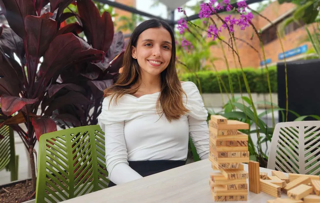 Mariana Álvarez Cano, la primera estudiante javeriana en realizar prácticas en el Ministerio de Hacienda Mariana Álvarez Cano, la primera estudiante javeriana en realizar prácticas en el Ministerio de Hacienda