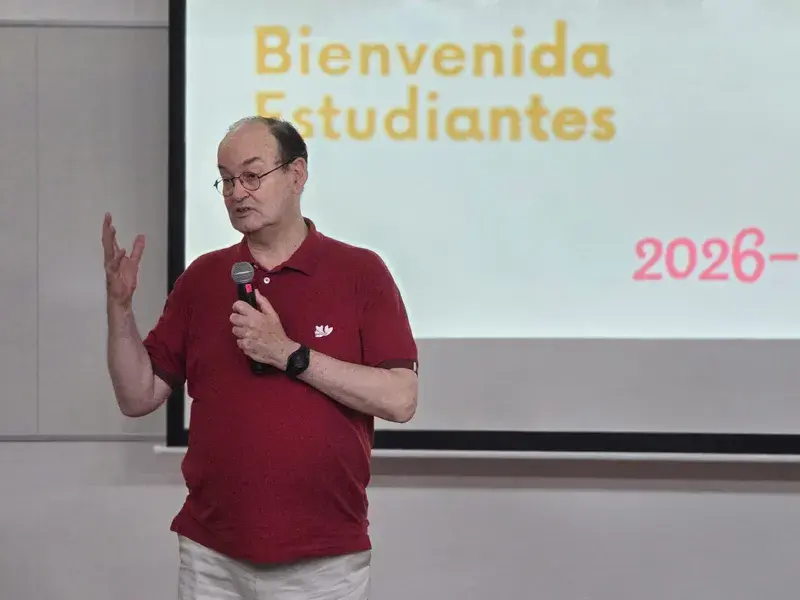 El rector Vicente Durán Casas ofreciendo unas palabras de bienvenida a los estudiantes locales e internacionales